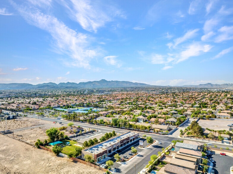 E Serene Ave, Las Vegas, NV à louer - Photo du bâtiment - Image 2 de 5