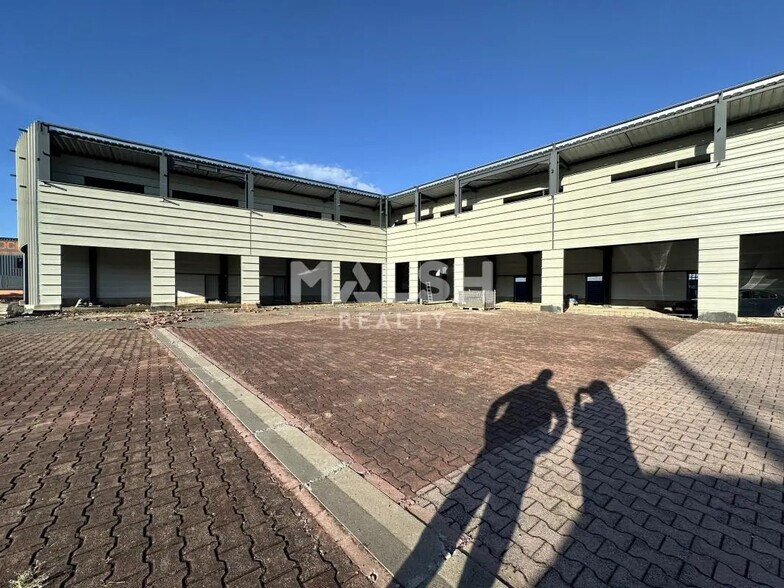 Flex in Guéreins for lease - Building Photo - Image 2 of 8