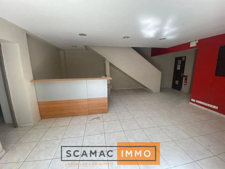 Office in Aubagne for lease - Lobby - Image 2 of 8