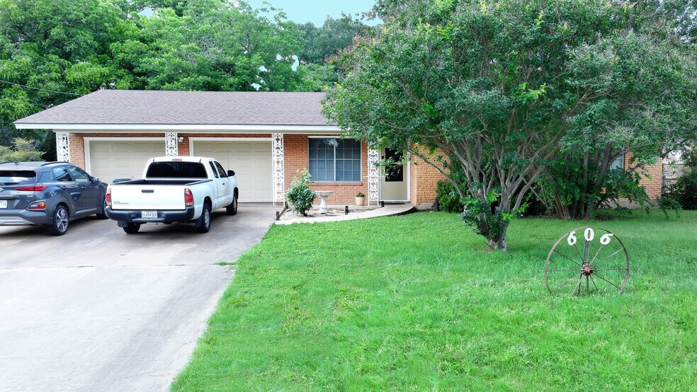 606 E Liberty Ave, Round Rock, TX à vendre - Photo du bâtiment - Image 1 de 17