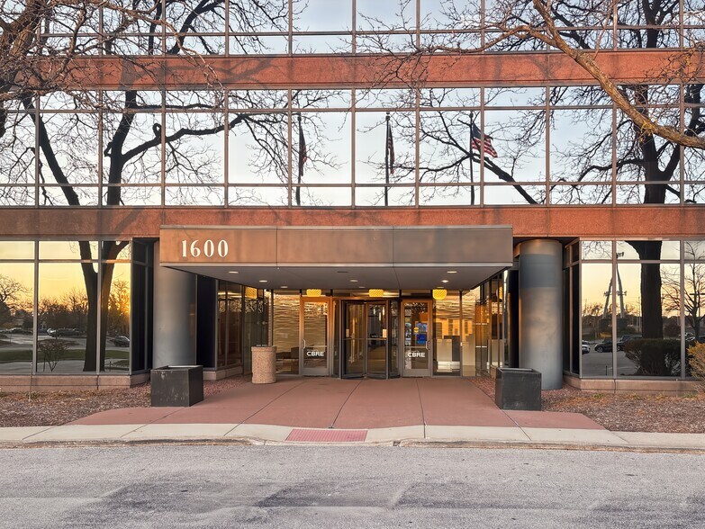 1600 Golf Rd, Rolling Meadows, IL à louer - Photo du bâtiment - Image 2 de 20