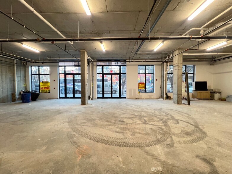 139 Christopher Columbus Dr, Jersey City, NJ à louer - Photo du bâtiment - Image 3 de 17