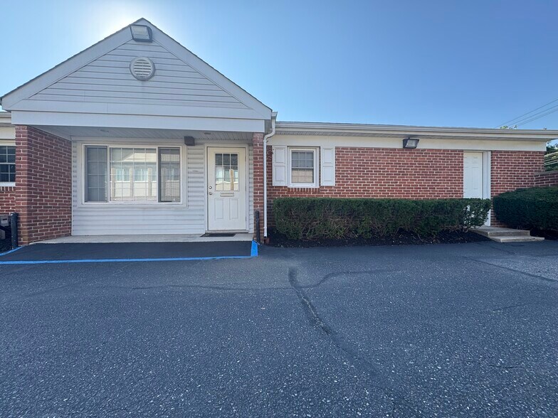 200 E Main St, Smithtown, NY for lease - Building Photo - Image 3 of 14