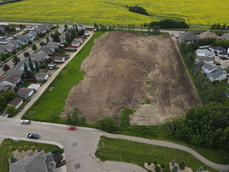 5250 Winward Place, Sylvan Lake, AB à vendre - Photo du bâtiment - Image 2 de 2
