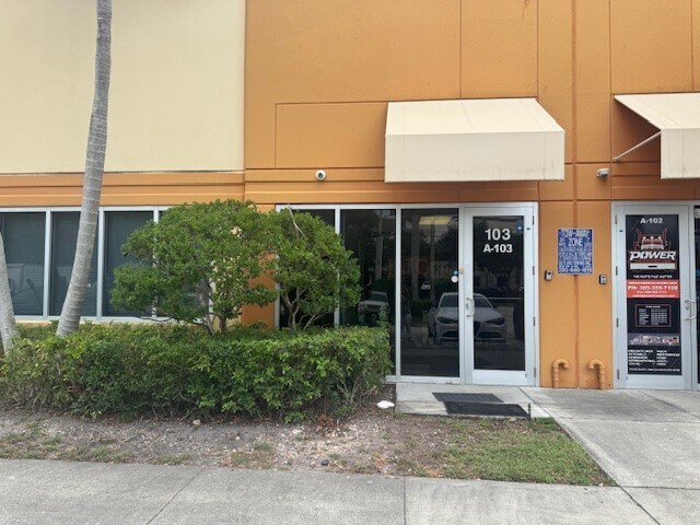 12601 NW 115th Ave, Medley, FL à louer Photo principale- Image 1 de 43