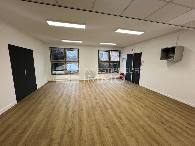 Office in Torcy for lease - Interior Photo - Image 2 of 4