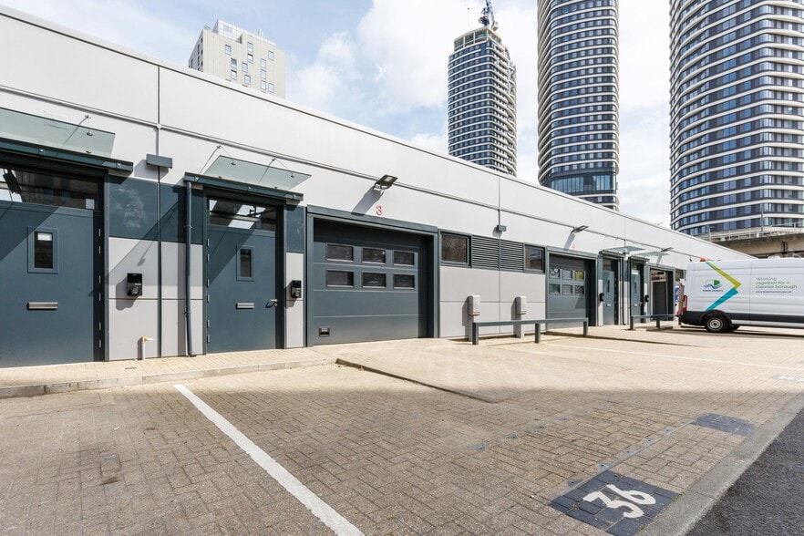 10 Prestons Rd, London for lease - Building Photo - Image 3 of 11