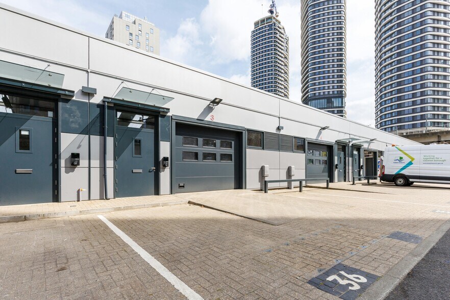 10 Prestons Rd, Londres à louer - Photo du bâtiment - Image 2 de 6