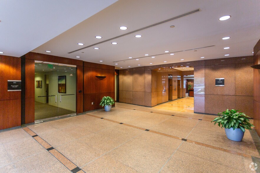 7600 Corporate Center Dr, Miami, FL à louer - Hall d’entrée - Image 2 de 34