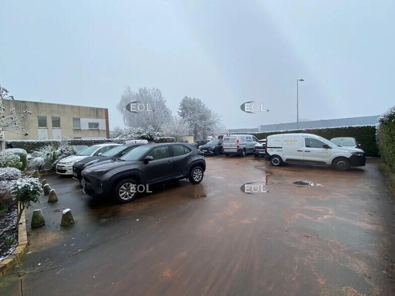 Local d'activités dans Combs-la-Ville à vendre - Photo du bâtiment - Image 3 de 10