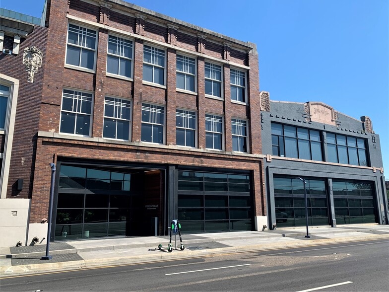 2211-2215 Commerce St, Dallas, TX for lease - Primary Photo - Image 1 of 8