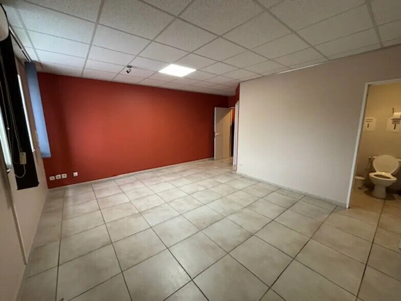 Office in Lunel for lease - Interior Photo - Image 3 of 6