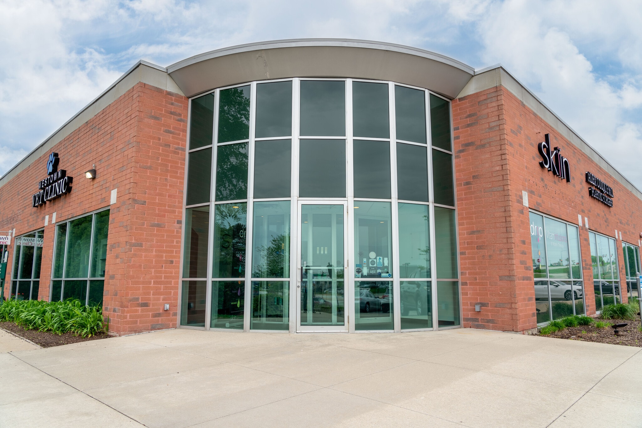 21675 E Moreland Blvd, Waukesha, WI for lease Primary Photo- Image 1 of 6