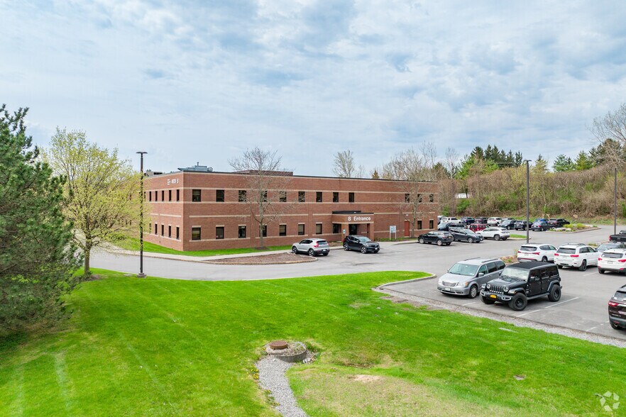 4939 Brittonfield Pky, East Syracuse, NY à louer - Photo du bâtiment - Image 3 de 6