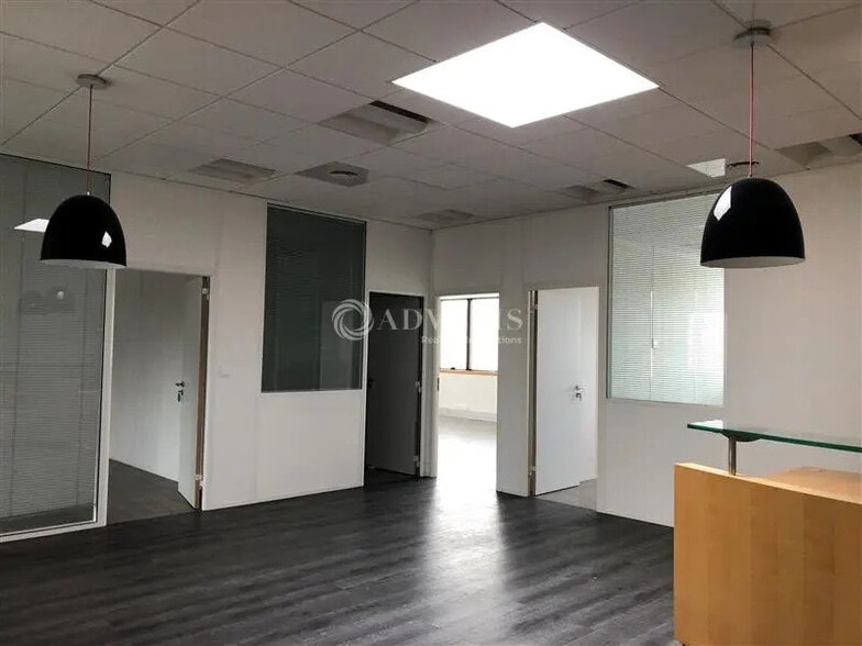 Flex in Jouy-en-Josas for lease - Interior Photo - Image 2 of 9