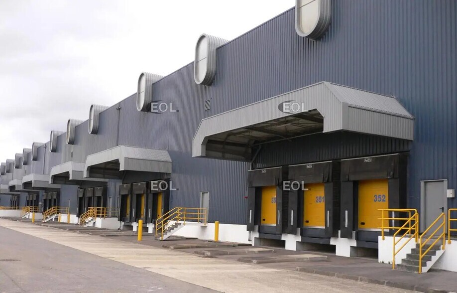 Industrial in Compans for lease - Building Photo - Image 1 of 10