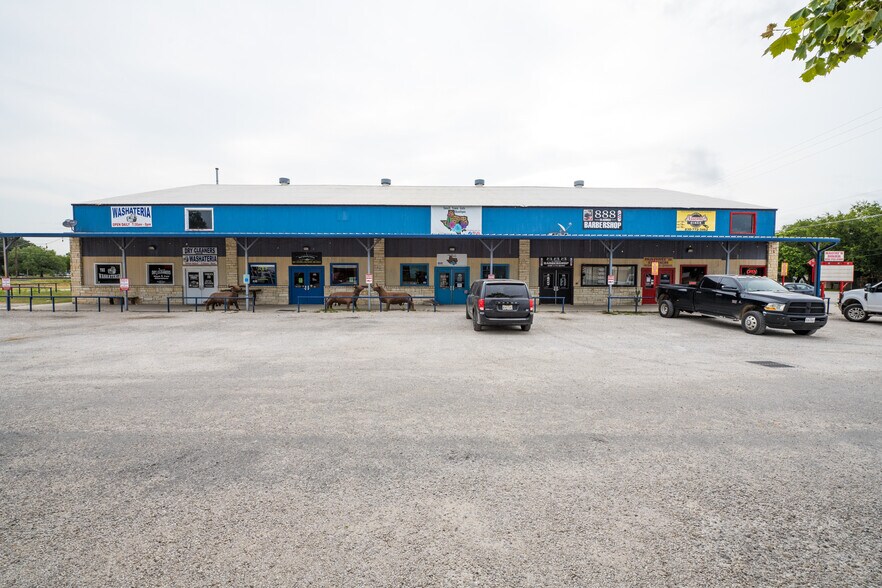 15033 Main St, Lytle, TX à louer - Photo du bâtiment - Image 3 de 5