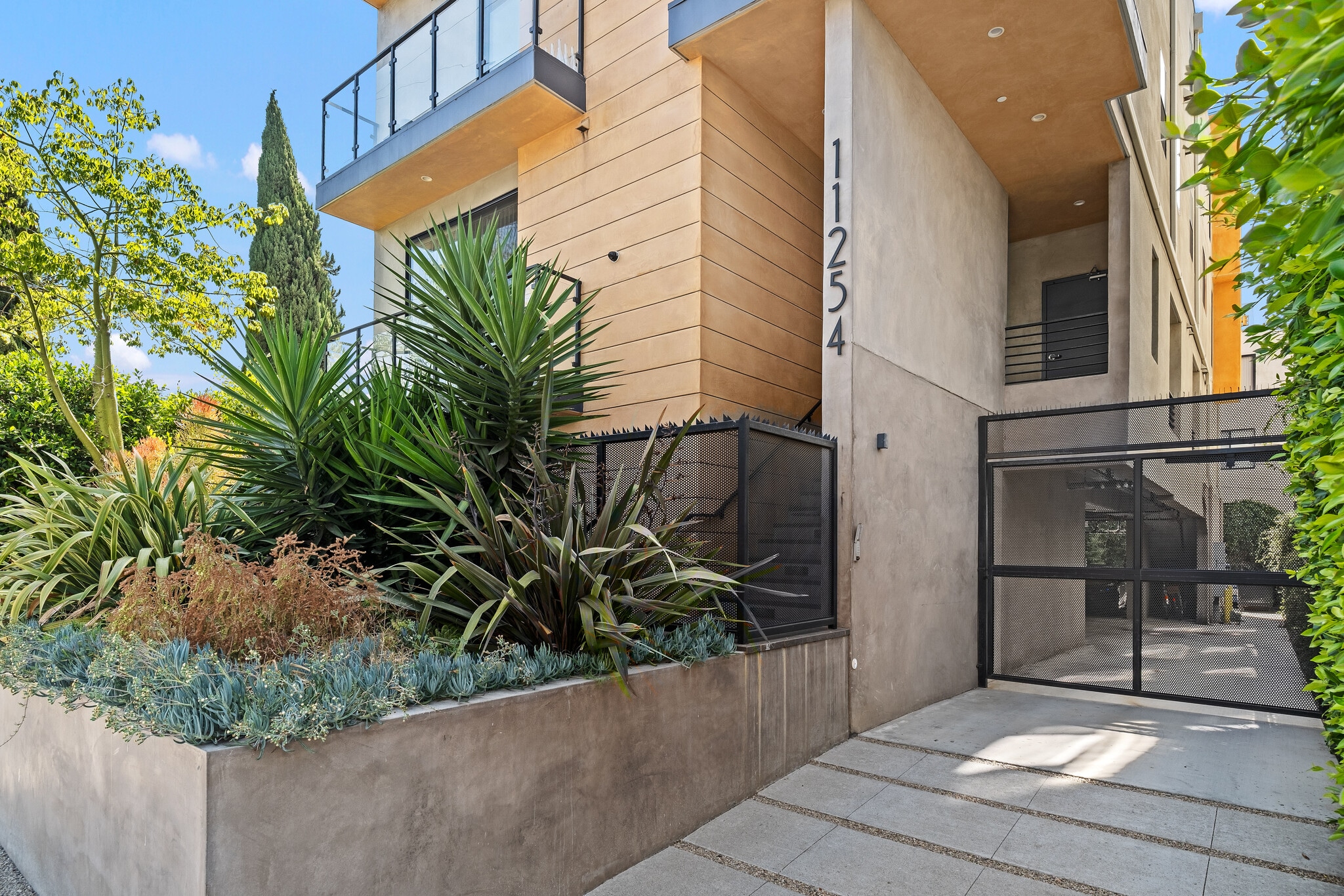 11254 Mississippi Ave, Los Angeles, CA for sale Building Photo- Image 1 of 32