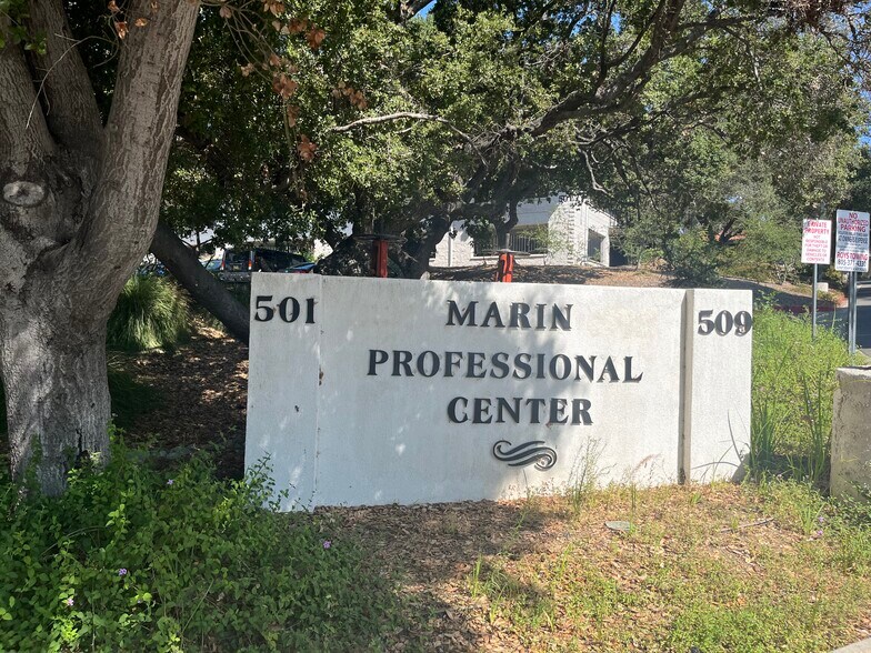 501 Marin St, Thousand Oaks, CA à louer - Photo du bâtiment - Image 3 de 9