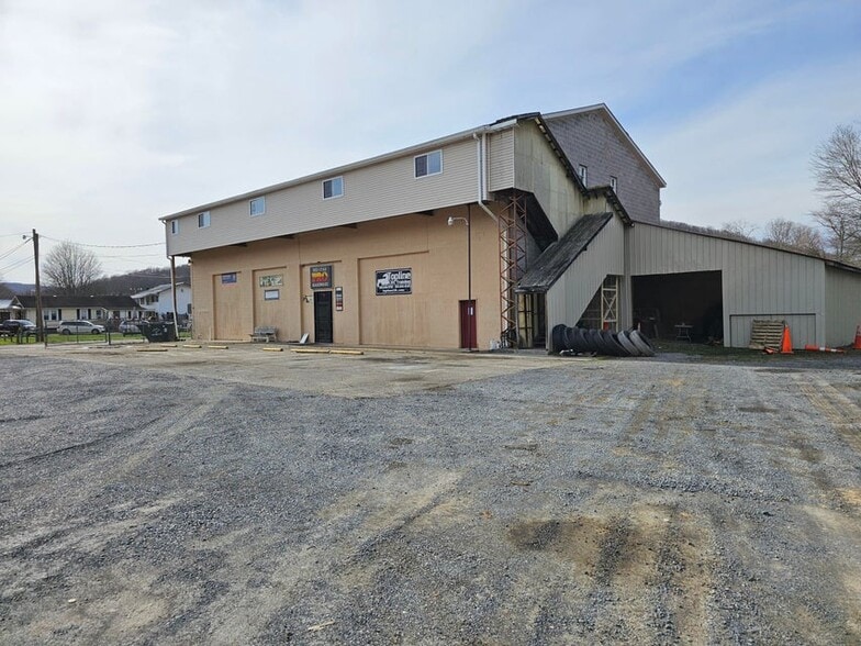 677 Center St E, Rainelle, WV à vendre - Photo du bâtiment - Image 1 de 1