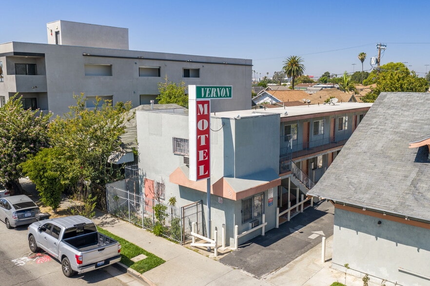 451 E Vernon Ave, Los Angeles, CA à vendre - Photo principale - Image 1 de 71
