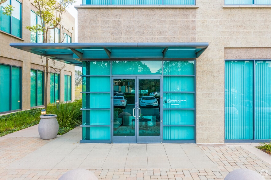 9150 Irvine Center Dr, Irvine, CA à louer - Photo du bâtiment - Image 3 de 5