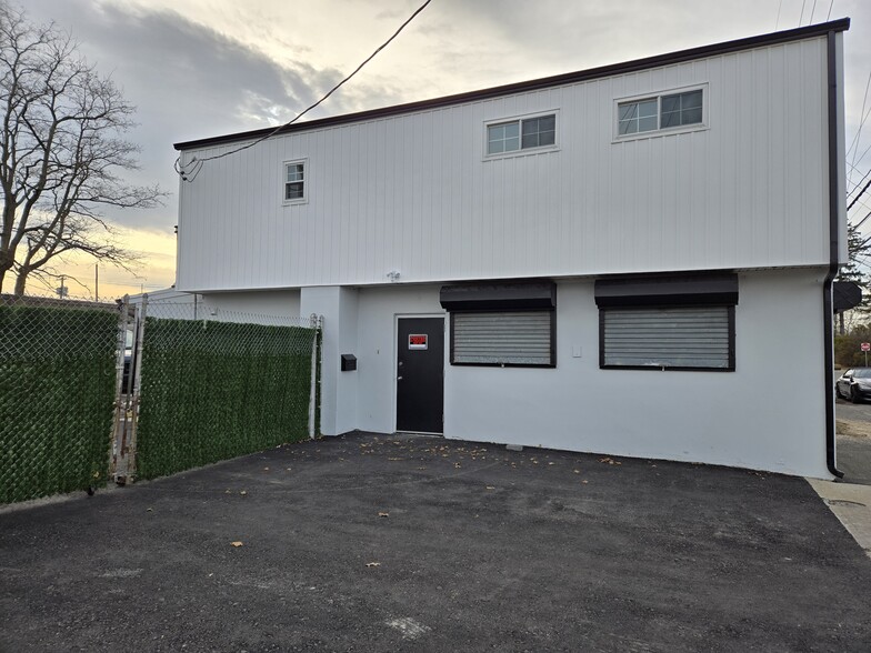 133 Cortland St, Lindenhurst, NY for lease - Building Photo - Image 2 of 6