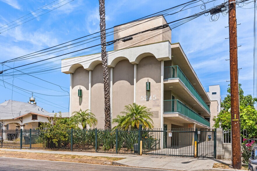 5345 La Mirada Ave, Los Angeles, CA à vendre - Photo du bâtiment - Image 3 de 22