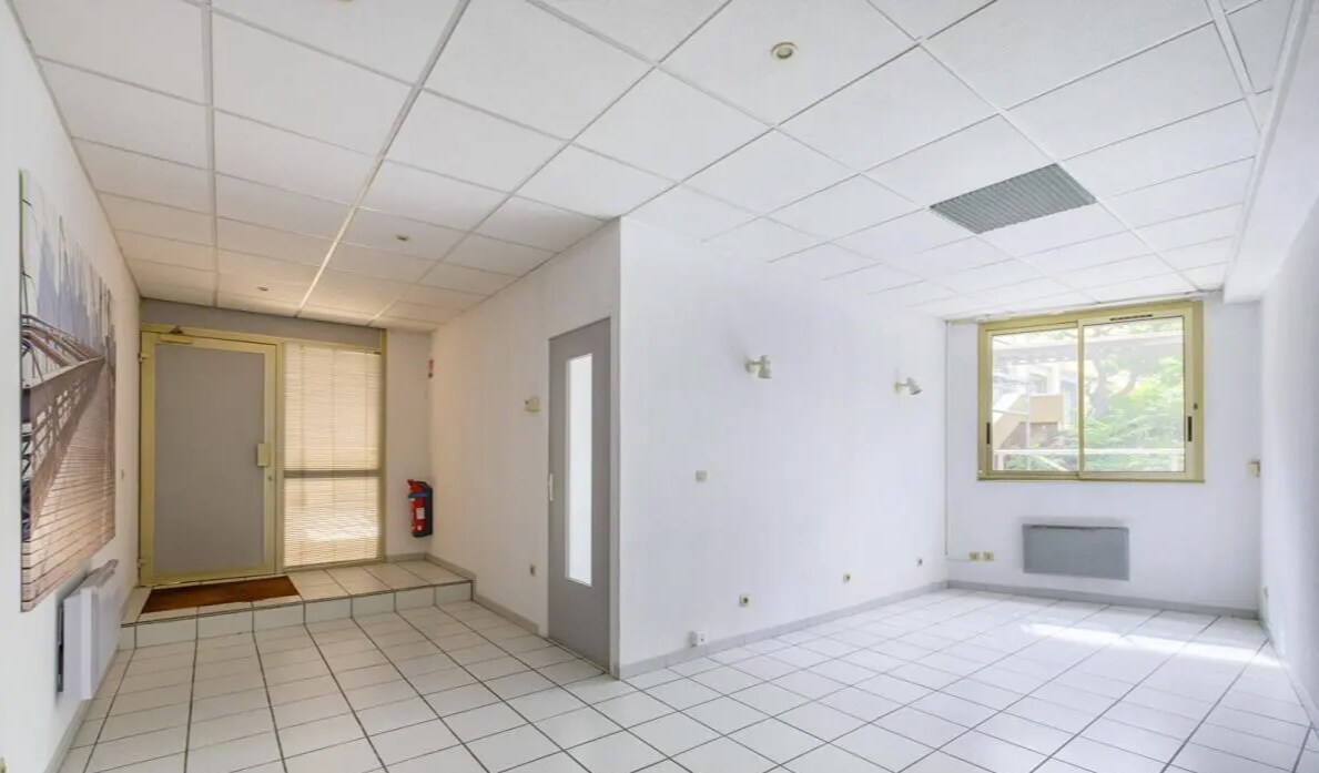 Lyon, RHO 69005 - Unit Lot 1 -  - Interior Photo - Image 2 of 10