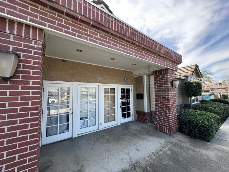 201 E Orangeburg Ave, Modesto, CA for lease - Building Photo - Image 2 of 8