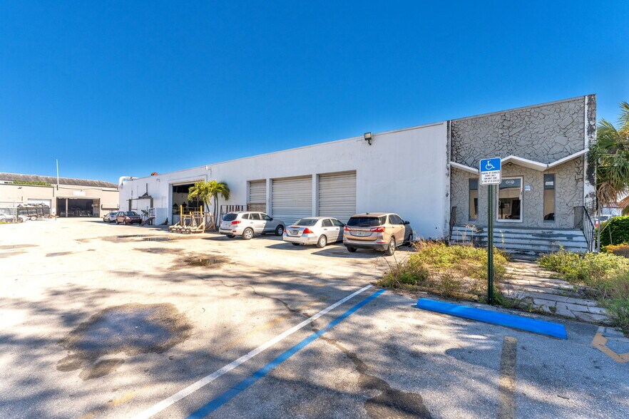 7620 W 2nd Ct, Hialeah, FL à louer - Photo du bâtiment - Image 3 de 9