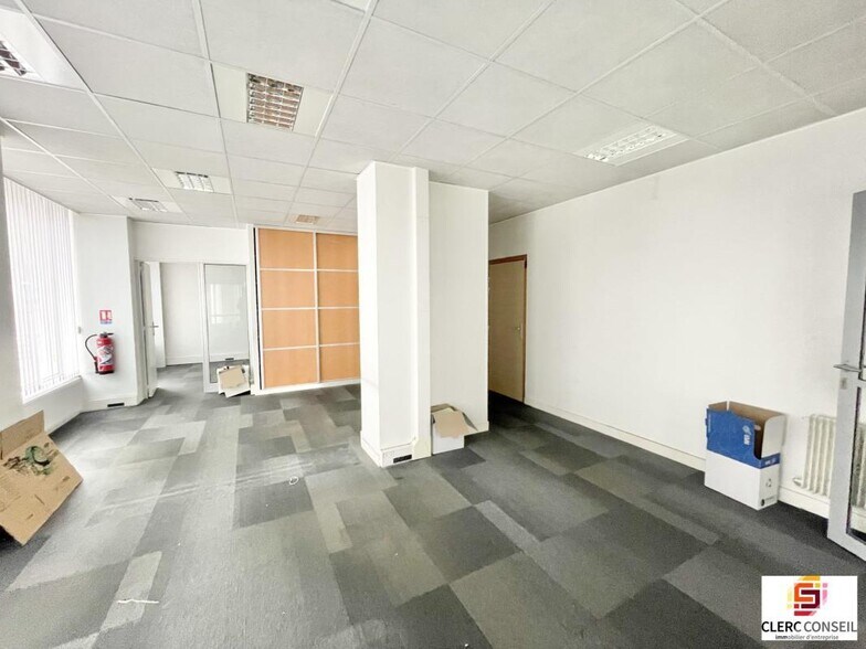 Retail in Rouen for lease - Interior Photo - Image 2 of 13