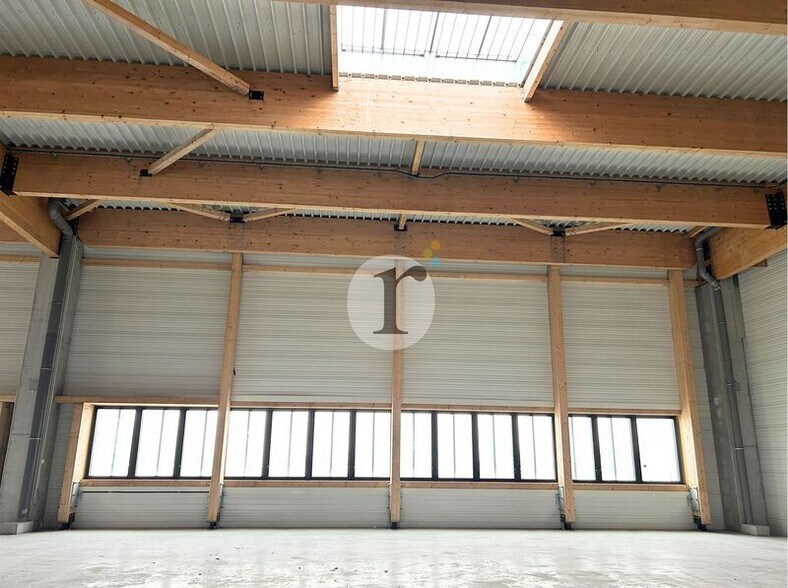 Flex in Lezennes for lease - Interior Photo - Image 2 of 6