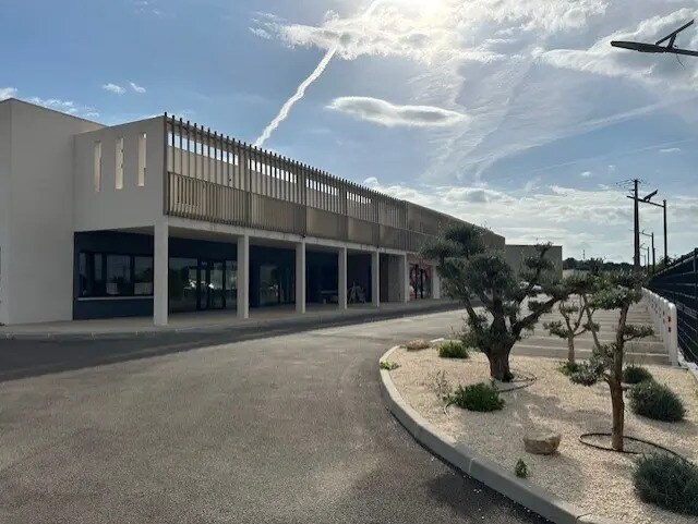 Commerce de détail dans Lançon-Provence à louer - Photo du bâtiment - Image 2 de 9