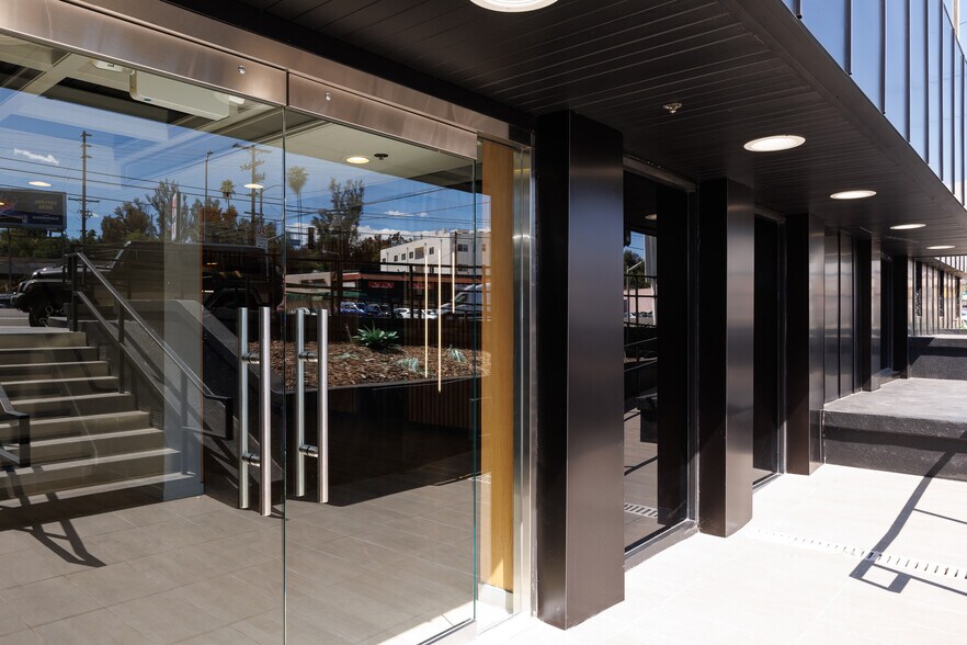 22801 Ventura Blvd, Woodland Hills, CA for lease - Building Photo - Image 3 of 16