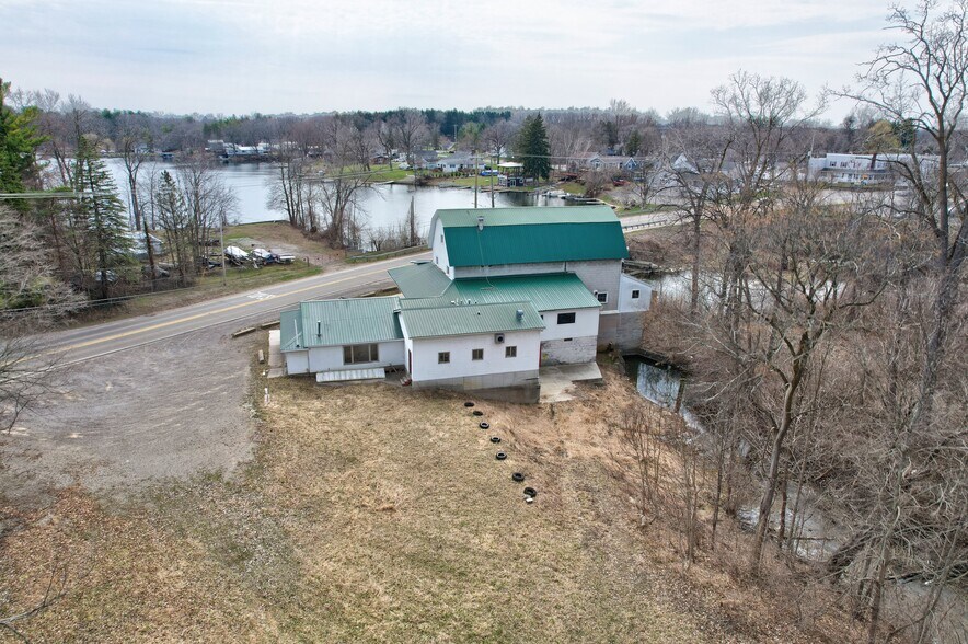 8572 Silver Lake Rd, Linden, MI à vendre - Photo du bâtiment - Image 2 de 35