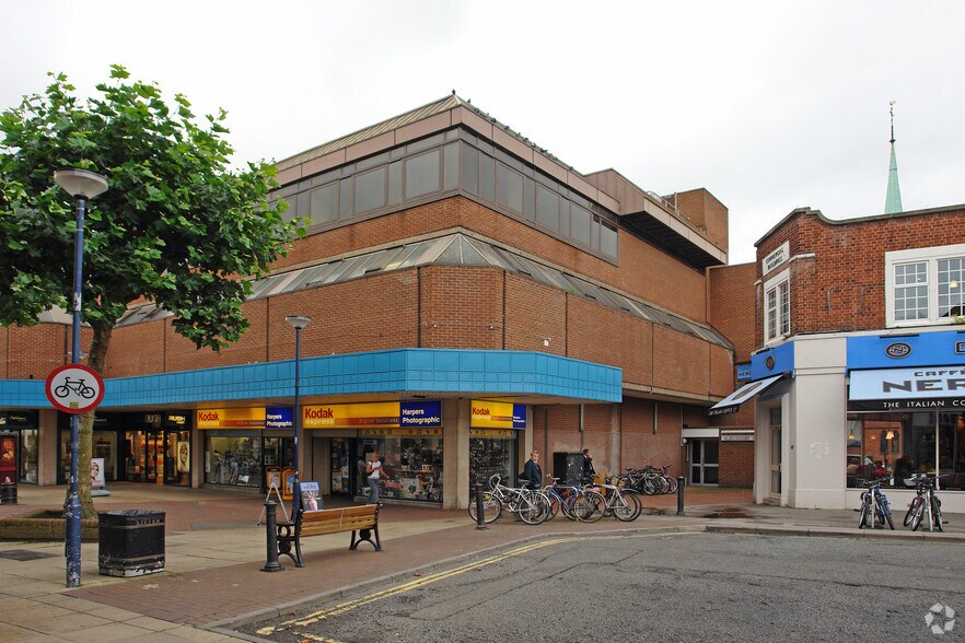 43 Wolsey Walk, Woking à louer - Photo du bâtiment - Image 2 de 7