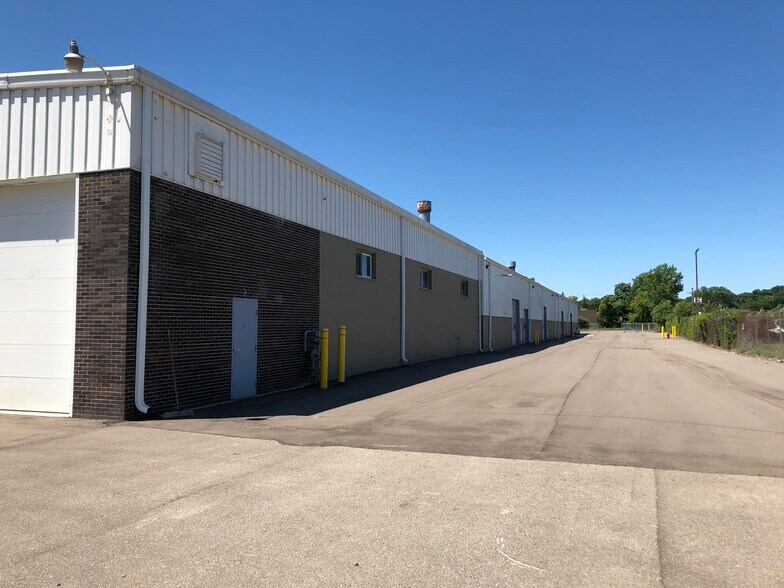 21375 Telegraph Rd, Southfield, MI à louer - Photo du bâtiment - Image 3 de 13