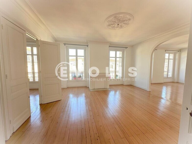 Office in Bordeaux for lease - Interior Photo - Image 1 of 5