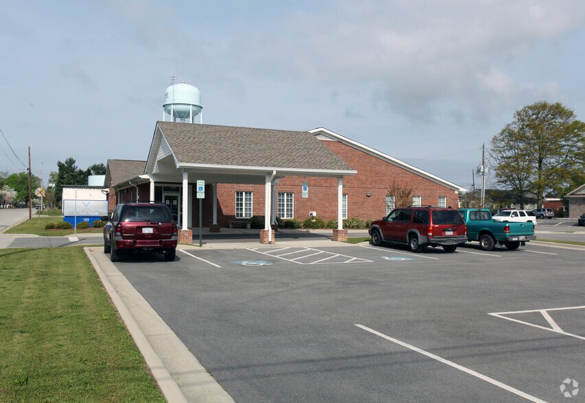 153 E Mclean St, Saint Pauls, NC à louer - Photo du bâtiment - Image 2 de 2