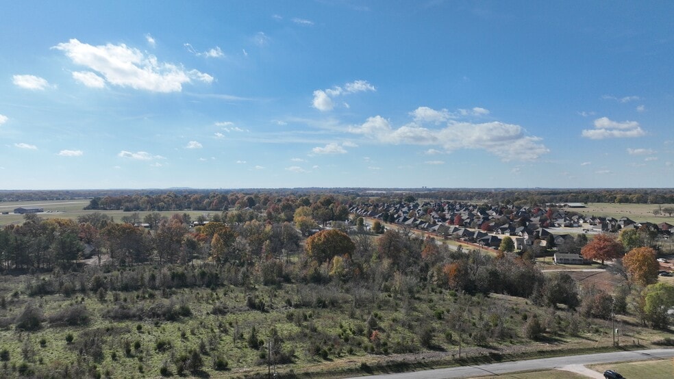 N Airport Loop, Rogers, AR à vendre - Photo du bâtiment - Image 3 de 5