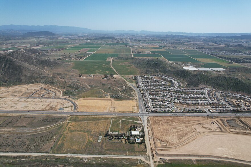 Leon Rd, Winchester, CA à vendre - Photo du b timent - Image 2 de 4