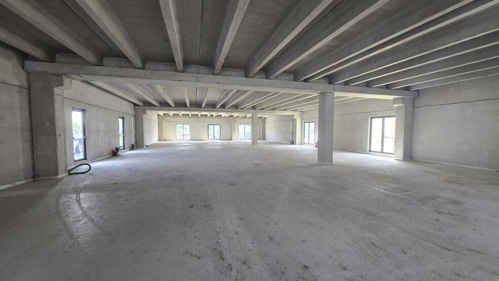 Retail in Cuers for lease - Interior Photo - Image 2 of 5