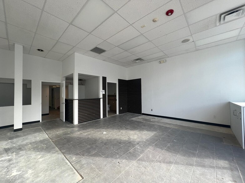 411 Jericho Tpke, New Hyde Park, NY for sale - Building Photo - Image 2 of 22