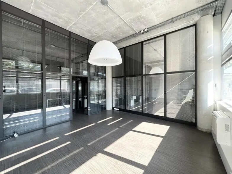 8 Rue Berjon, Lyon for sale - Interior Photo - Image 2 of 13