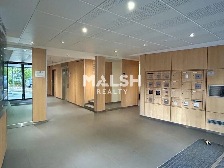 Office in Villeurbanne for sale - Lobby - Image 3 of 7