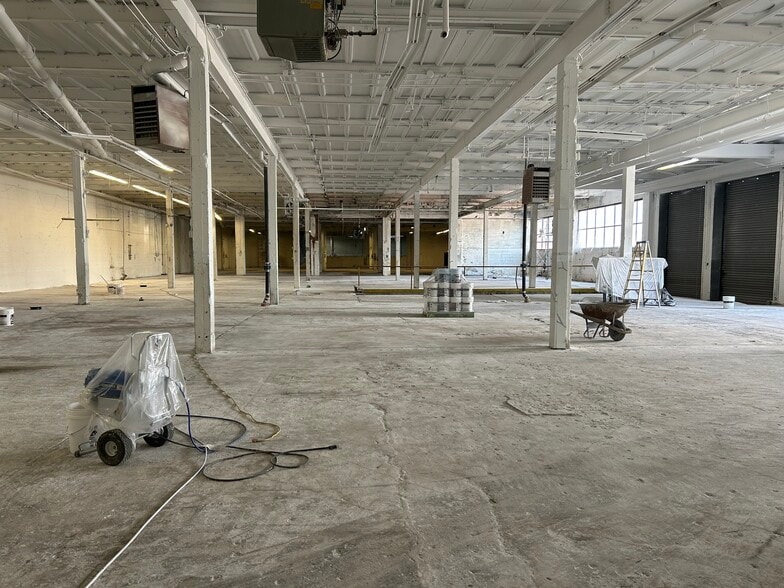 60 Anthony St, Brooklyn, NY for lease - Building Photo - Image 3 of 7