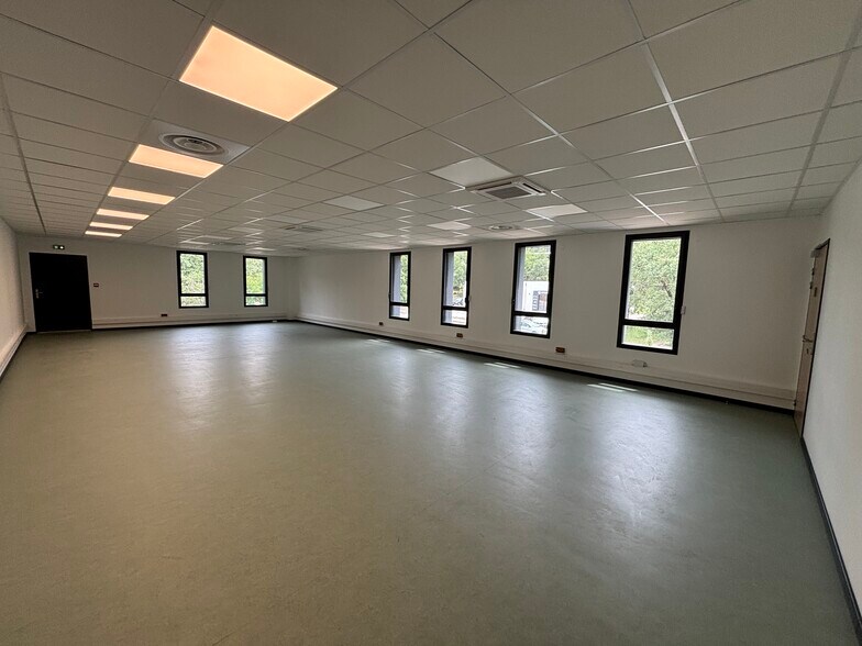 255 Avenue Des Chênes Verts, Brignoles à louer - Photo du bâtiment - Image 2 de 8