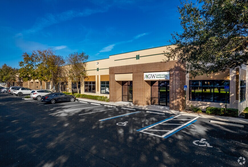 9843 18th St N, Saint Petersburg, FL à louer - Photo du bâtiment - Image 2 de 7