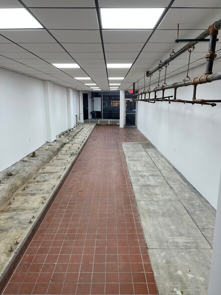 948 Mclean Ave, Yonkers, NY for lease - Interior Photo - Image 3 of 7